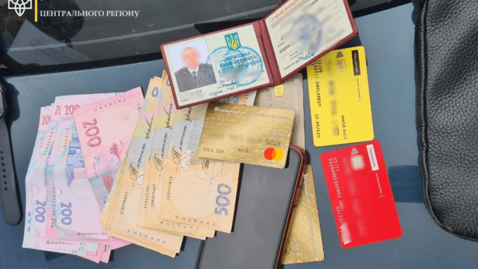 u-aeroportu-borisp-l-prikordonnika-sp-ymali-na-peredach-habara-za-spriyannya-nezakonnomu-proniknennyu-v-ukra-nu-rezonans-o-korrupcii-vzyatkah-sud-yah-vlasti-1